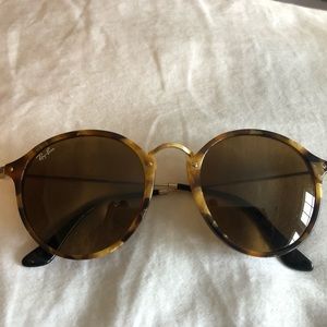 Tortoise shell raybans!